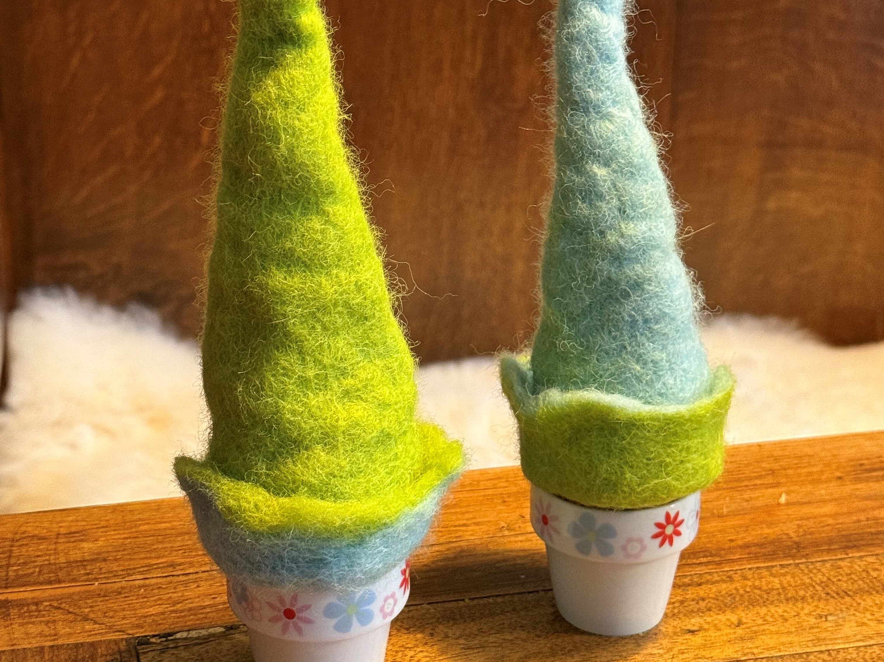 Zwei gefilzte bunte Eierwärmer auf Eiern