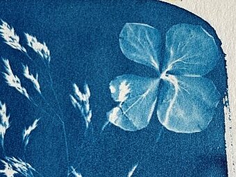 Ein blauer mit Lichtdruck bedruckter Stoff