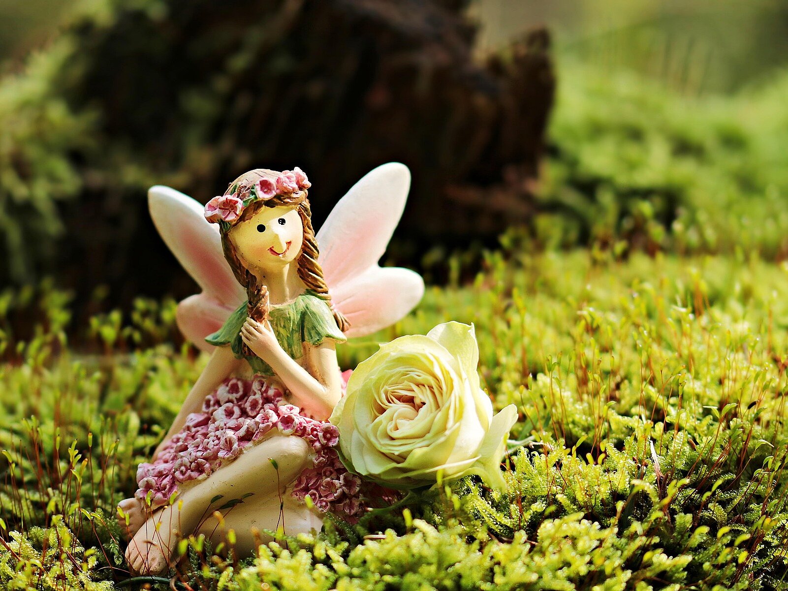 Elfenfigur im Moos