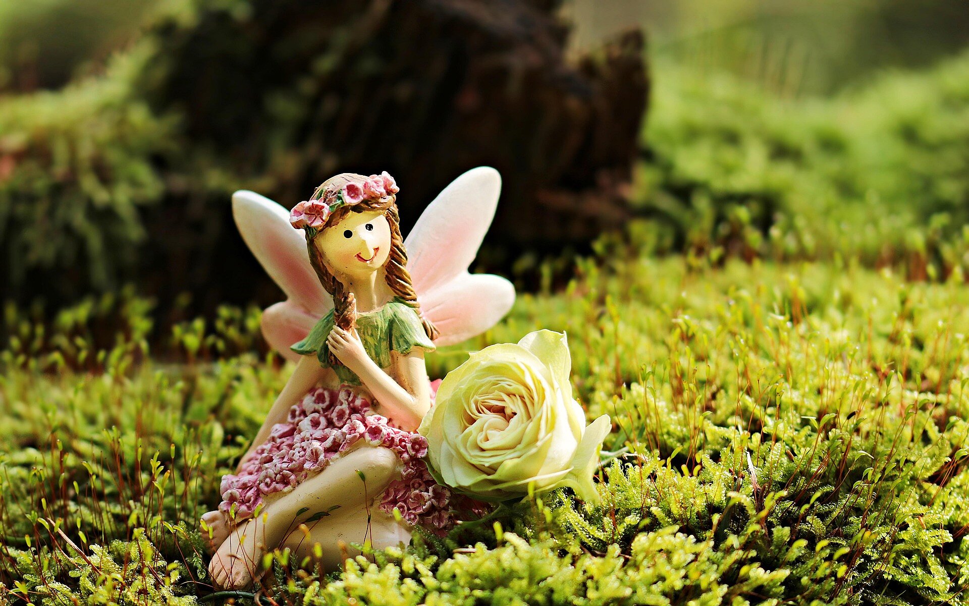Elfenfigur im Moos