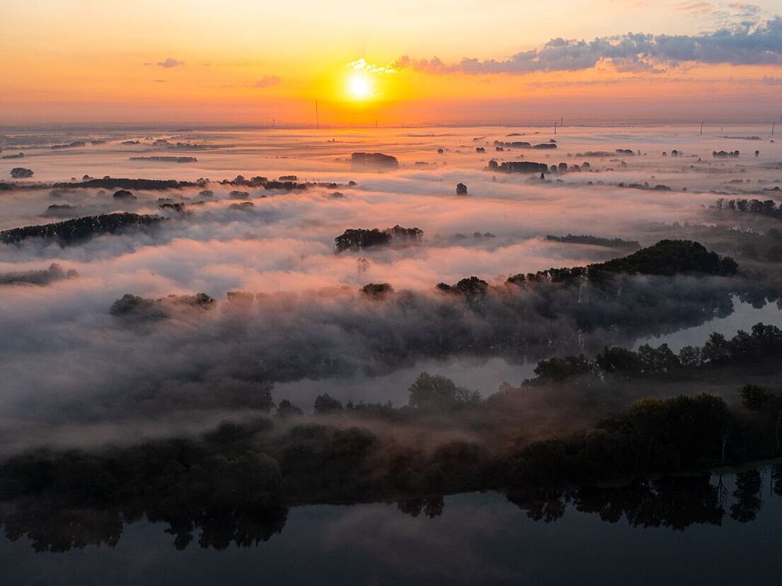 Sonnenaufgang über der Bislicher Insel; Foto: Hans Glader