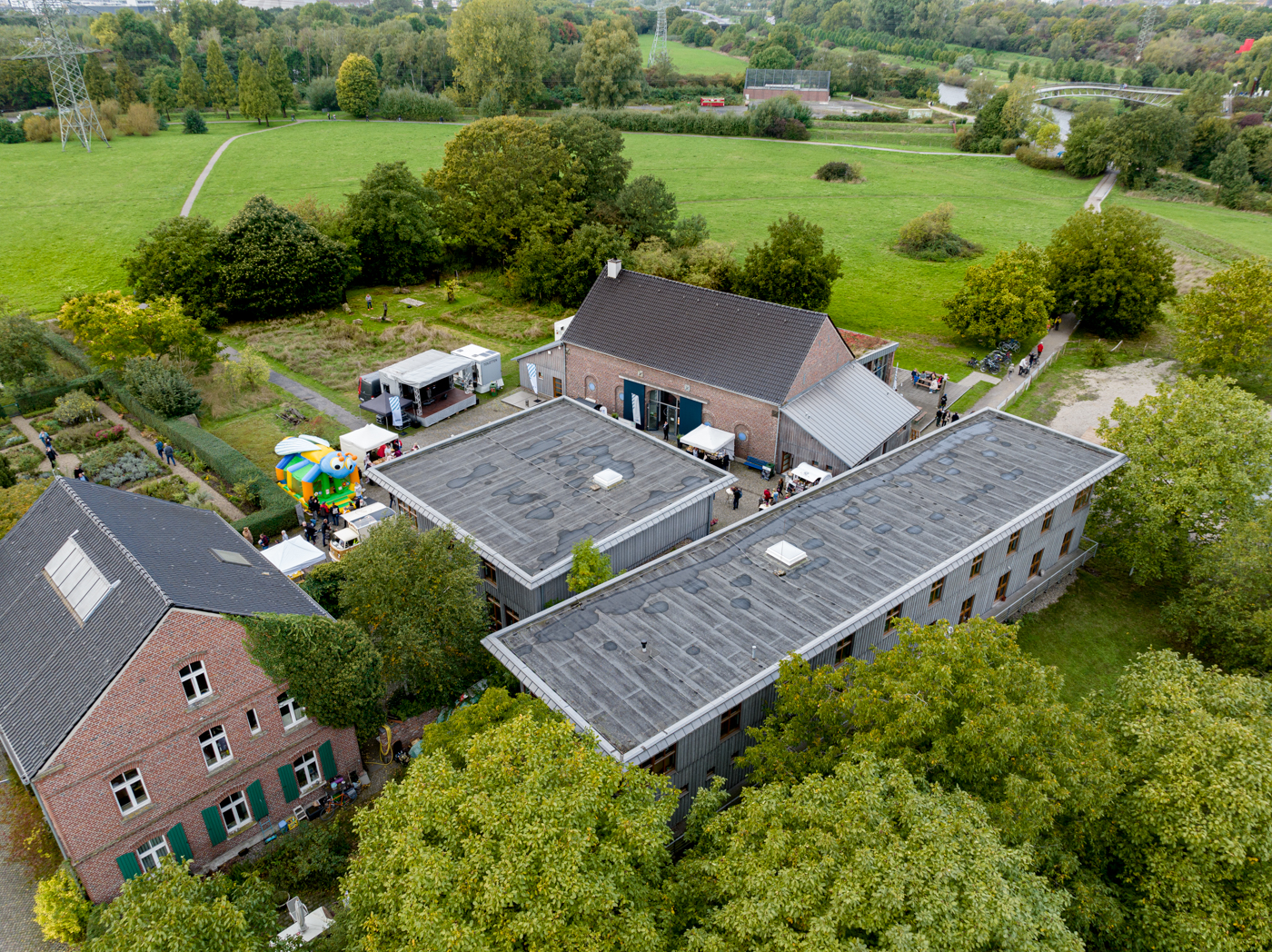 Zur Veranstaltung Naturbaden, das Foto zeigt das Haus Ripshorst aus der Luft umgeben von Bäumen und Wiesen.