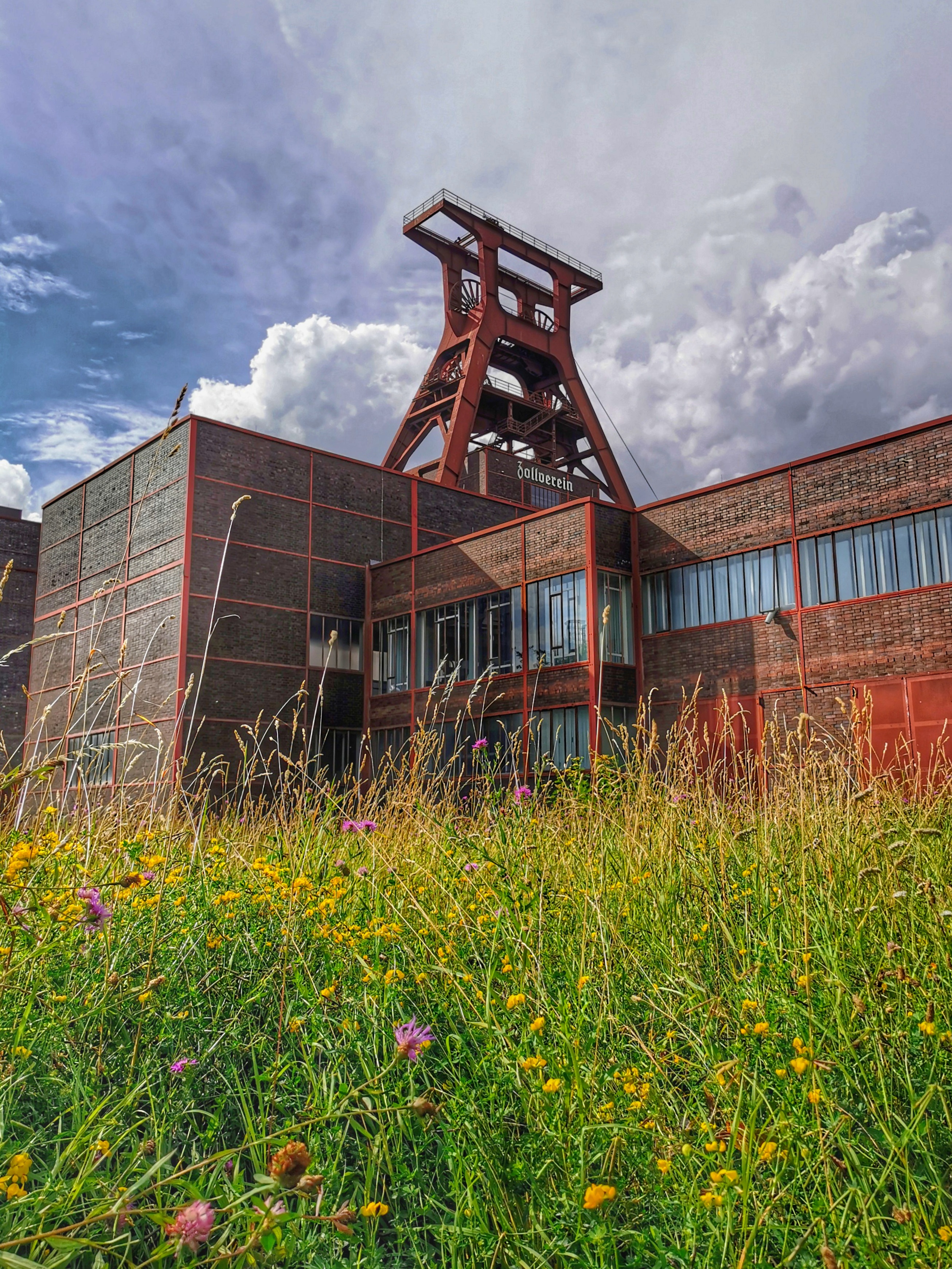 Zur Veranstaltung #MeineGrüneInfrastruktur, das Foto zeigt die Zeche Zollverein mit dem großen Förderturm.