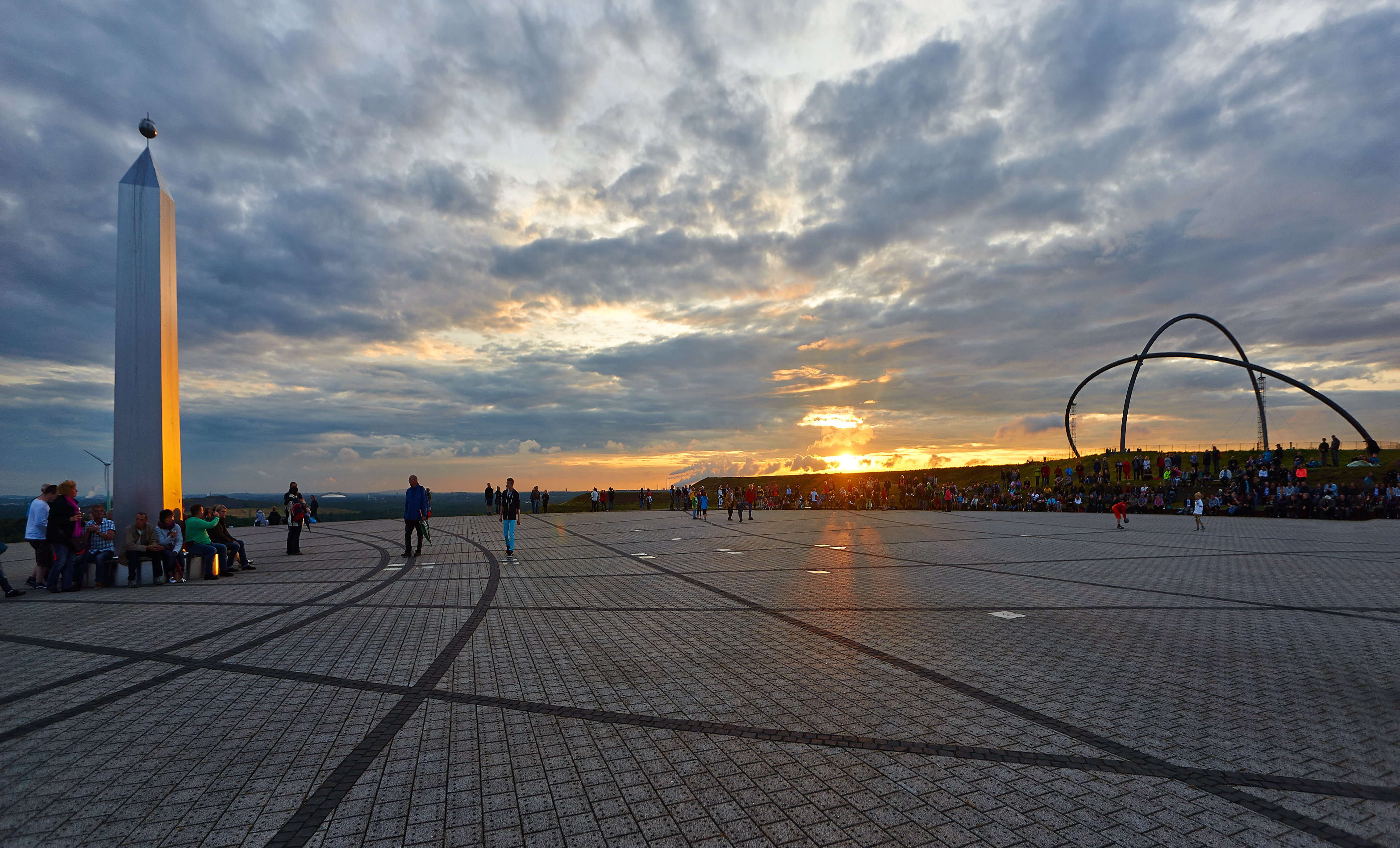 Das Plateau der Halde Hoheward in Herten samt Horizontobservatorium und Sonnenuhr.