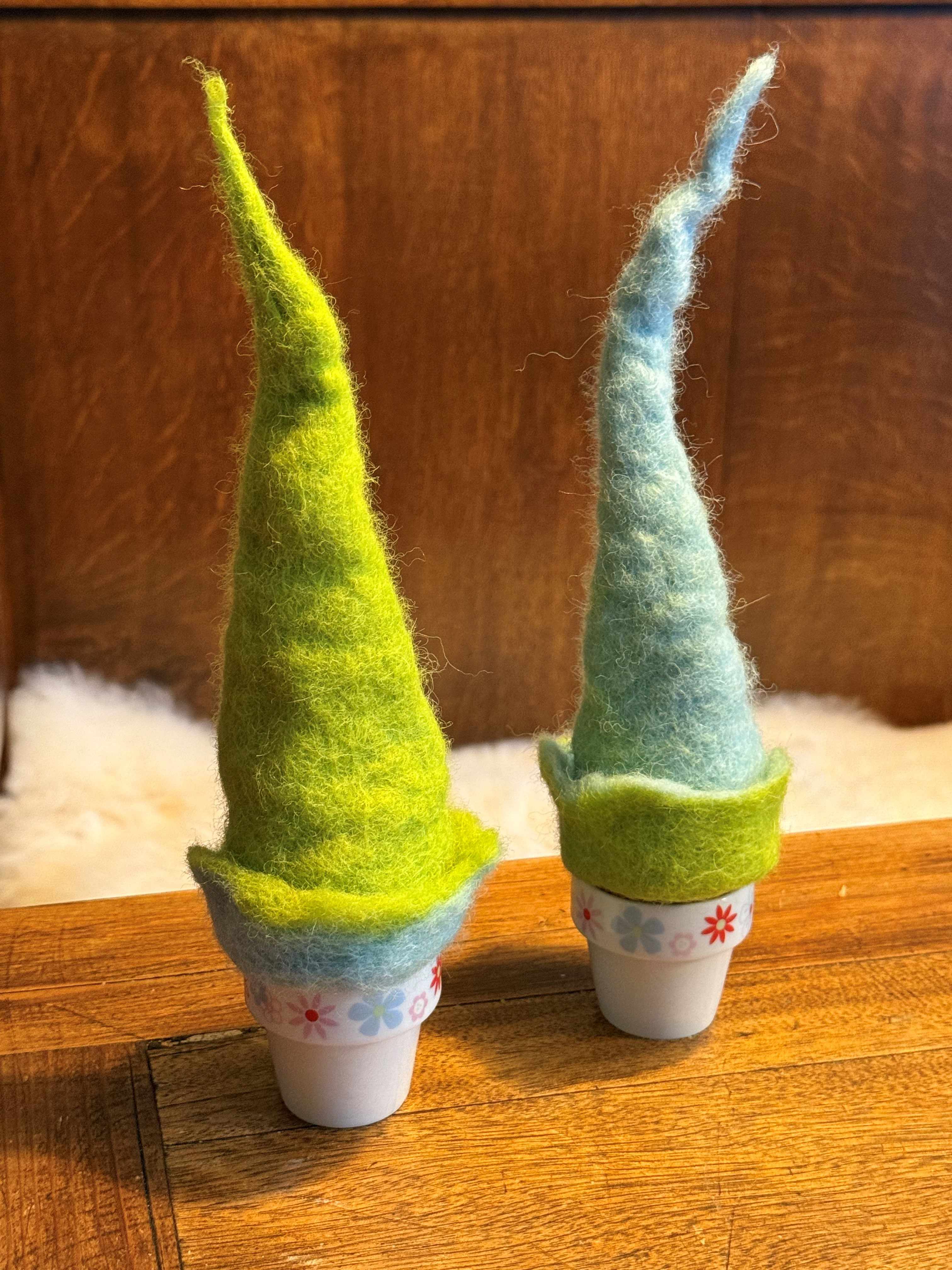 Zwei gefilzte bunte Eierwärmer auf Eiern