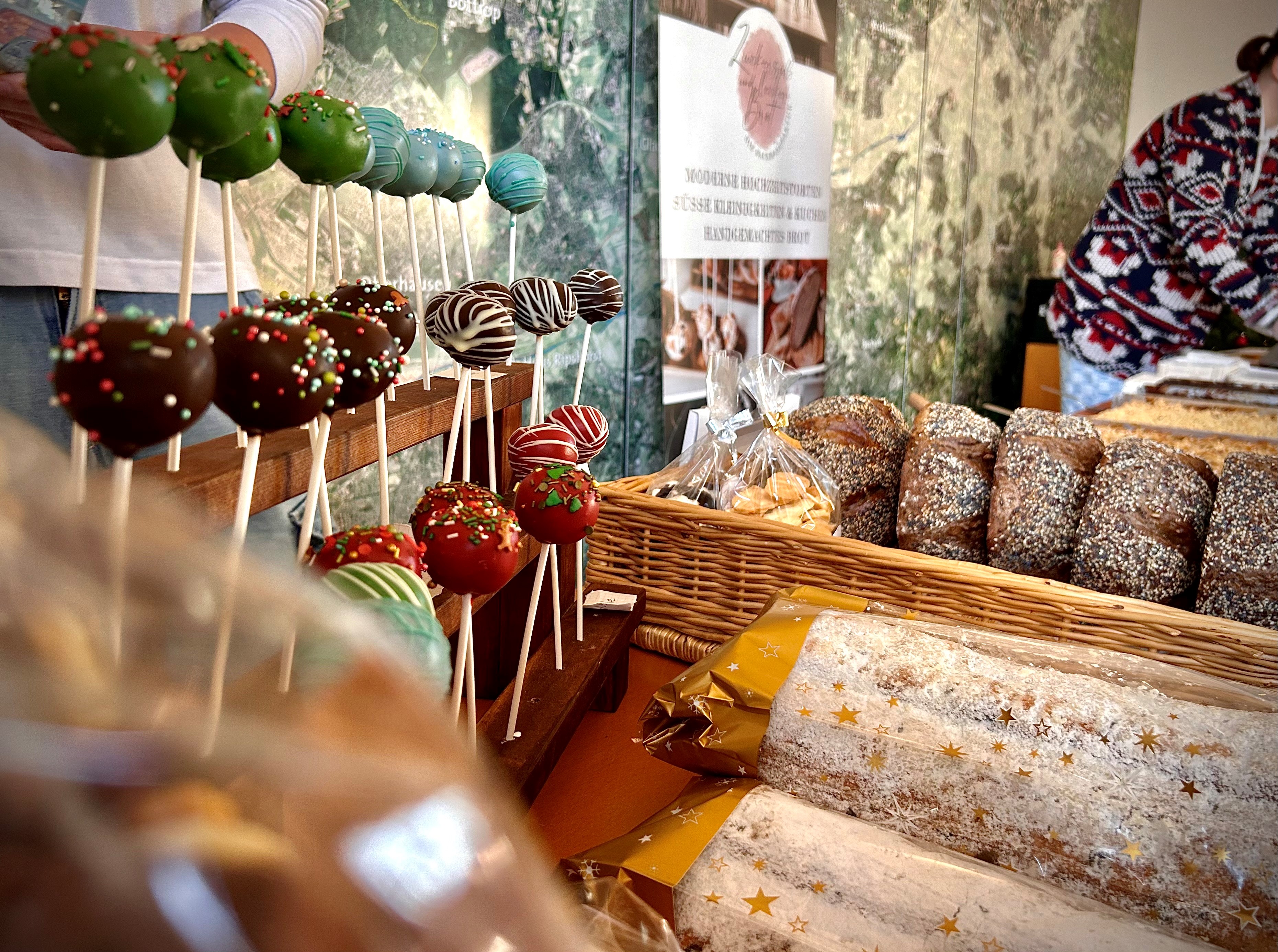 Leckere Süßspeisen auf dem Adventsmarkt am Haus Ripshorst, wie beispielweise bunte Cakepops oder Kuchen