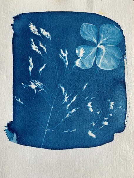 Ein blauer mit Lichtdruck bedruckter Stoff